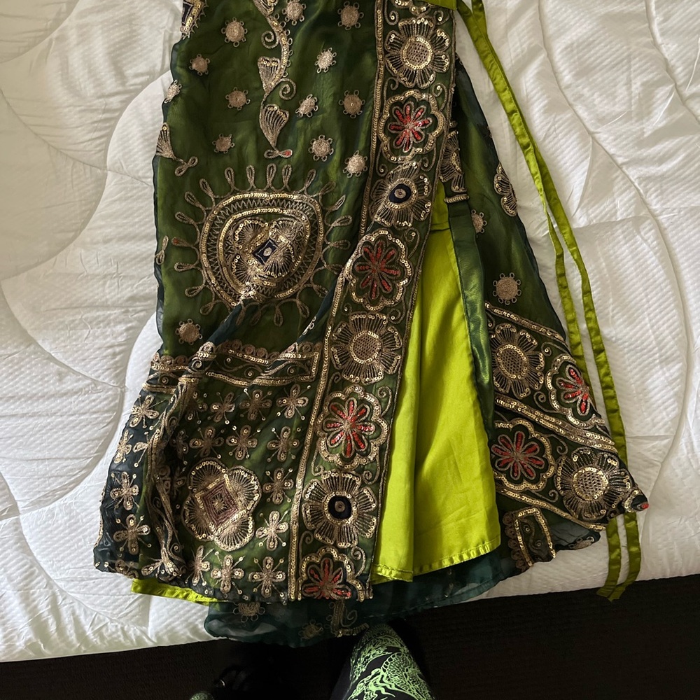 Gorgeous, handmade silk wrap Embroidered Skirt - green and gold - Picture 5 of 5